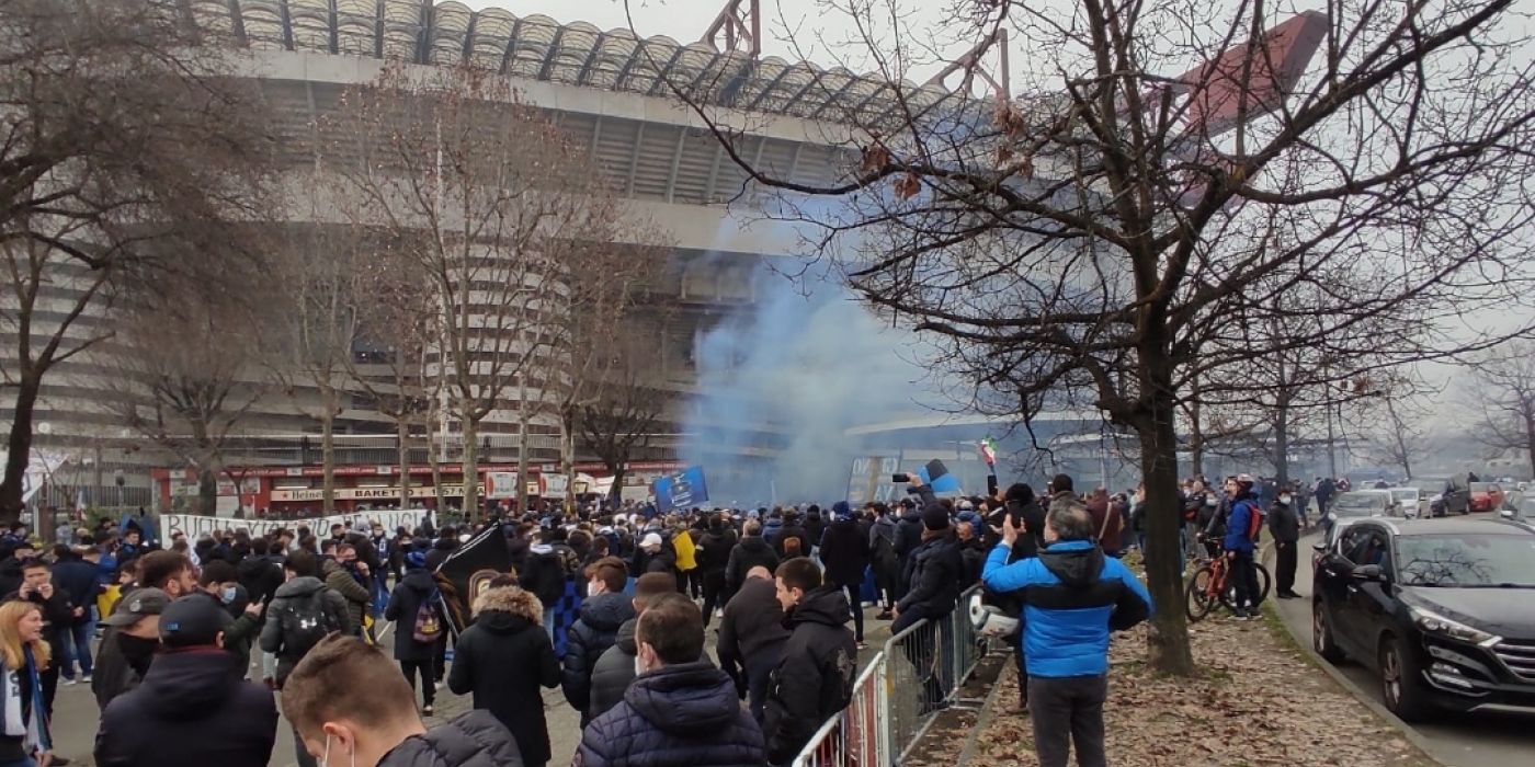 Inter, i tifosi sostengono la squadra: le immagini live da San Siro